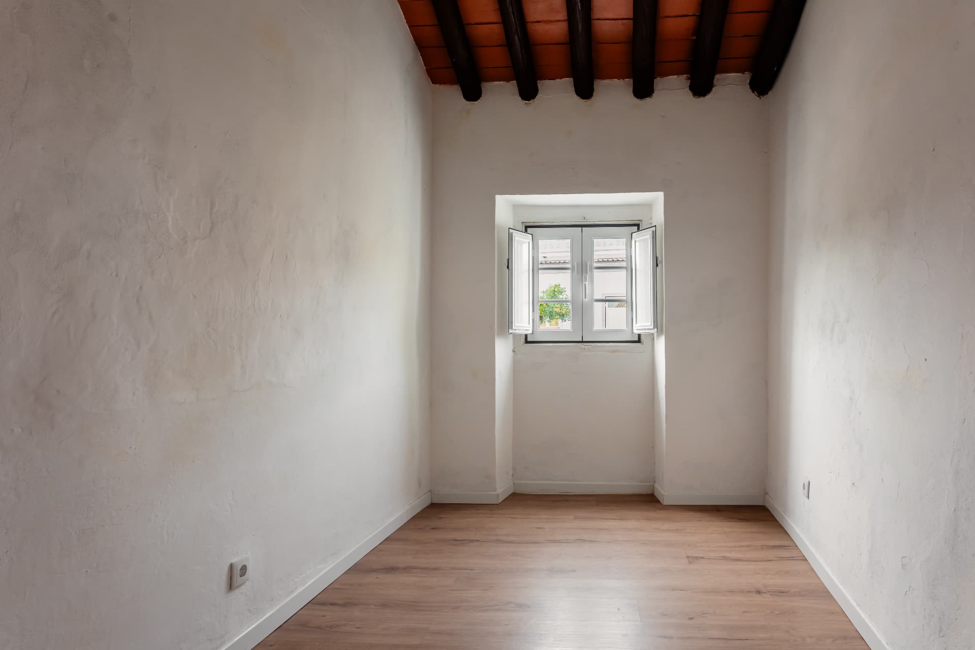 Quarto pequeno com teto de vigas