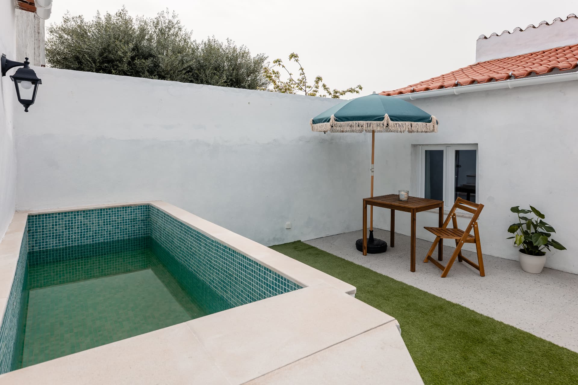 Pátio com piscina e mobiliário exterior