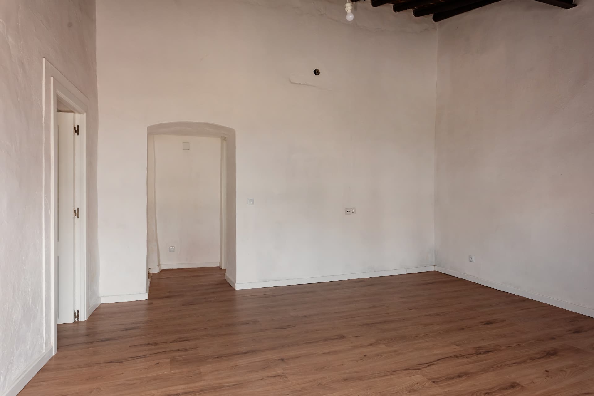 Sala ampla com pavimento de madeira