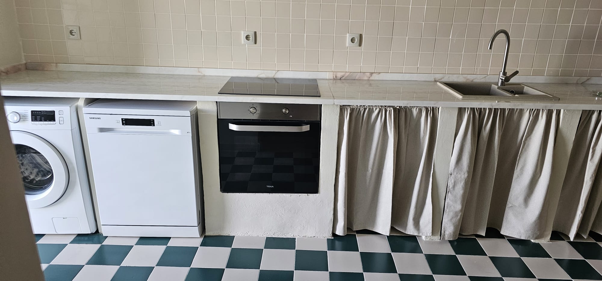 Placa, forno e cortinados em linho cru