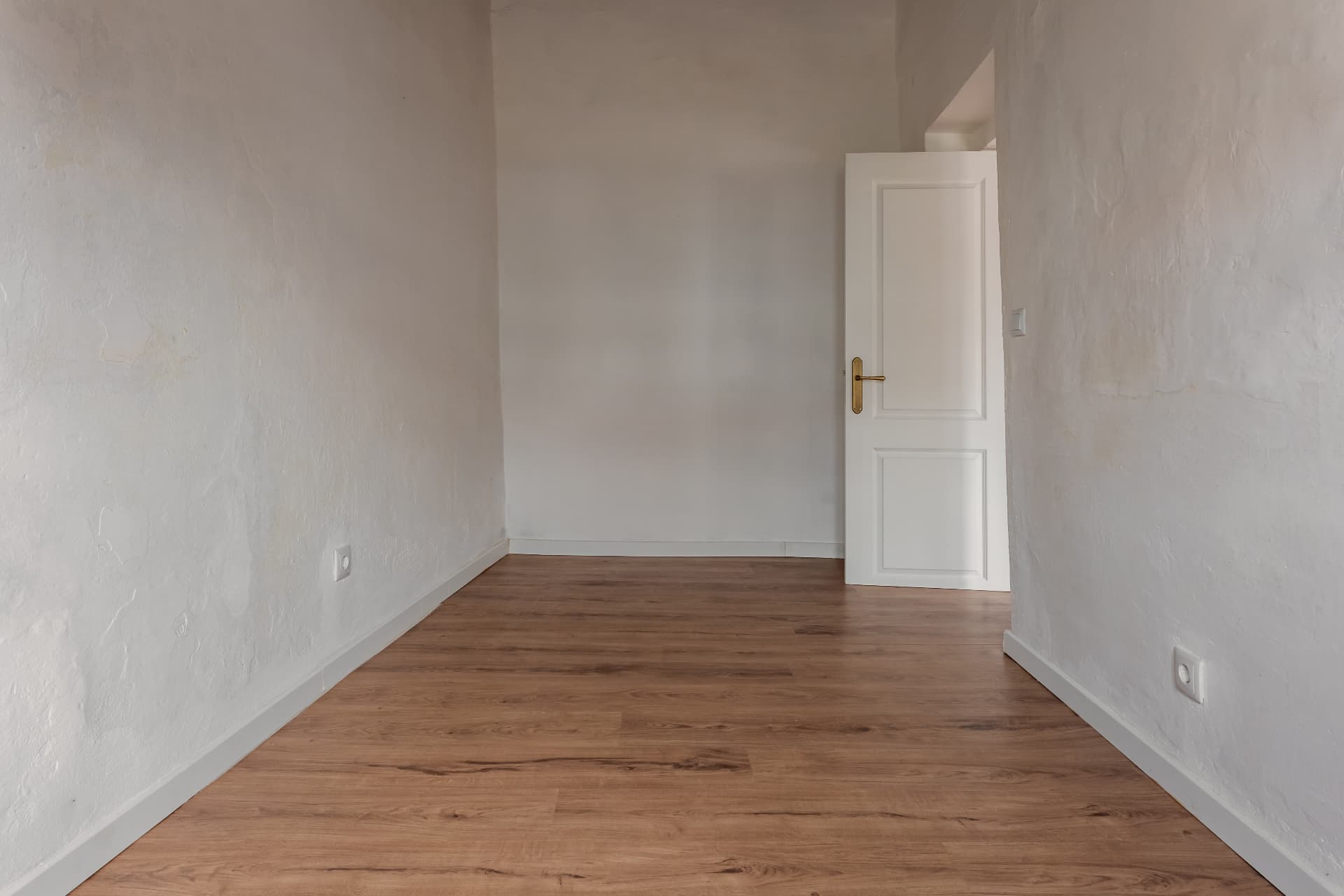 Quarto pequeno com chão de madeira