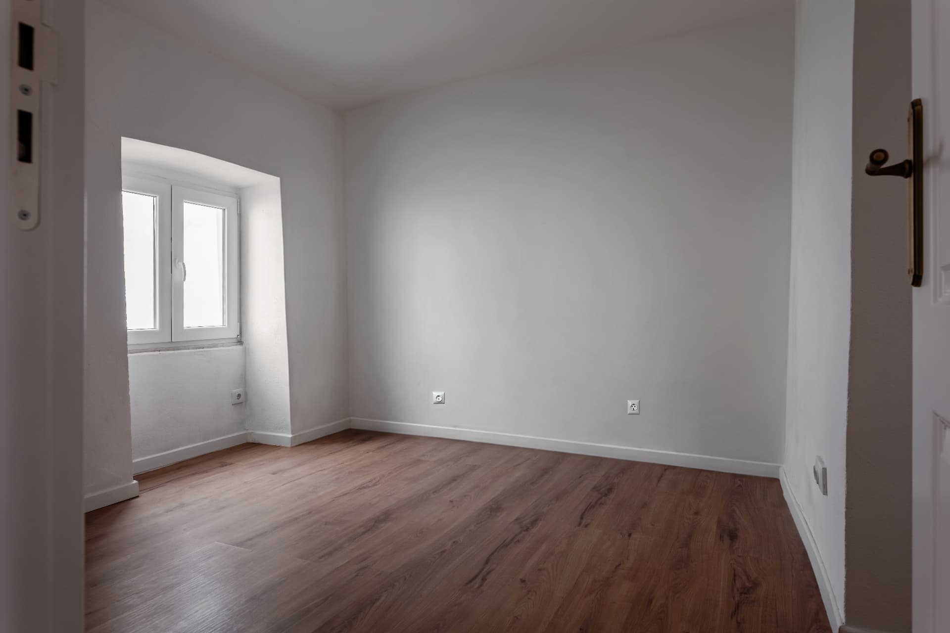 Quarto grande com janela e luz natural