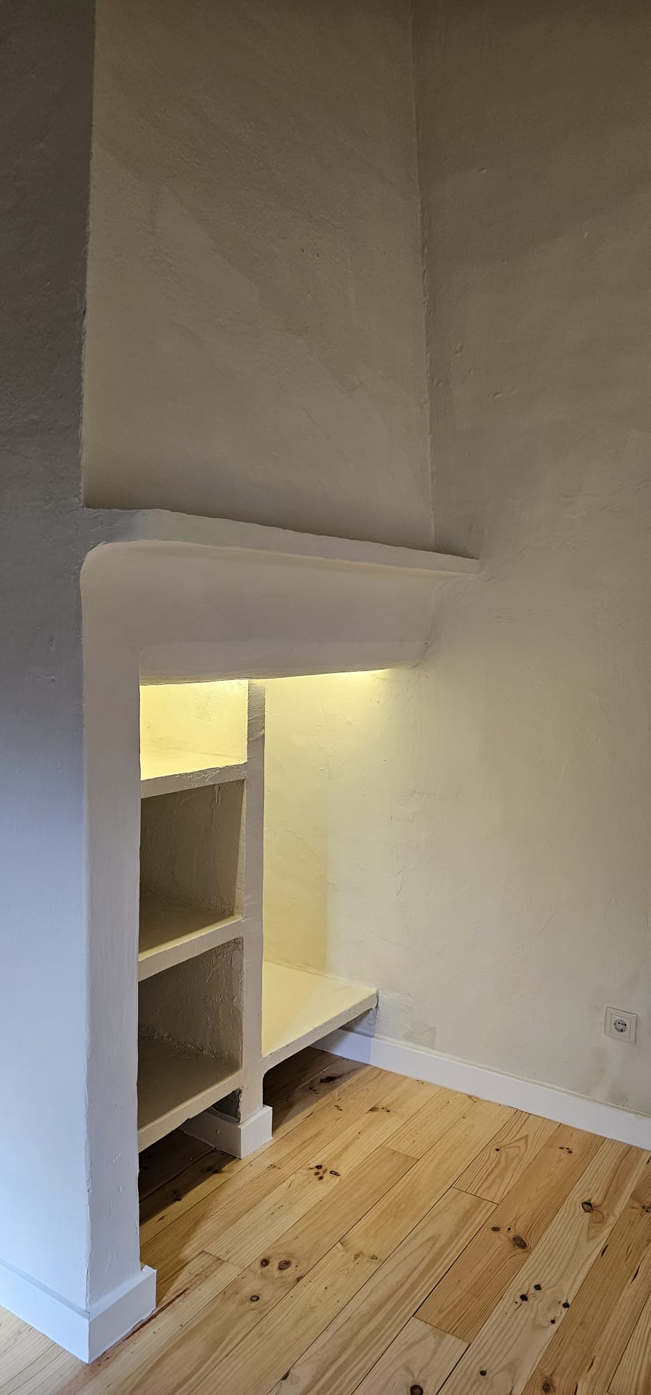 Quarto com nicho iluminado