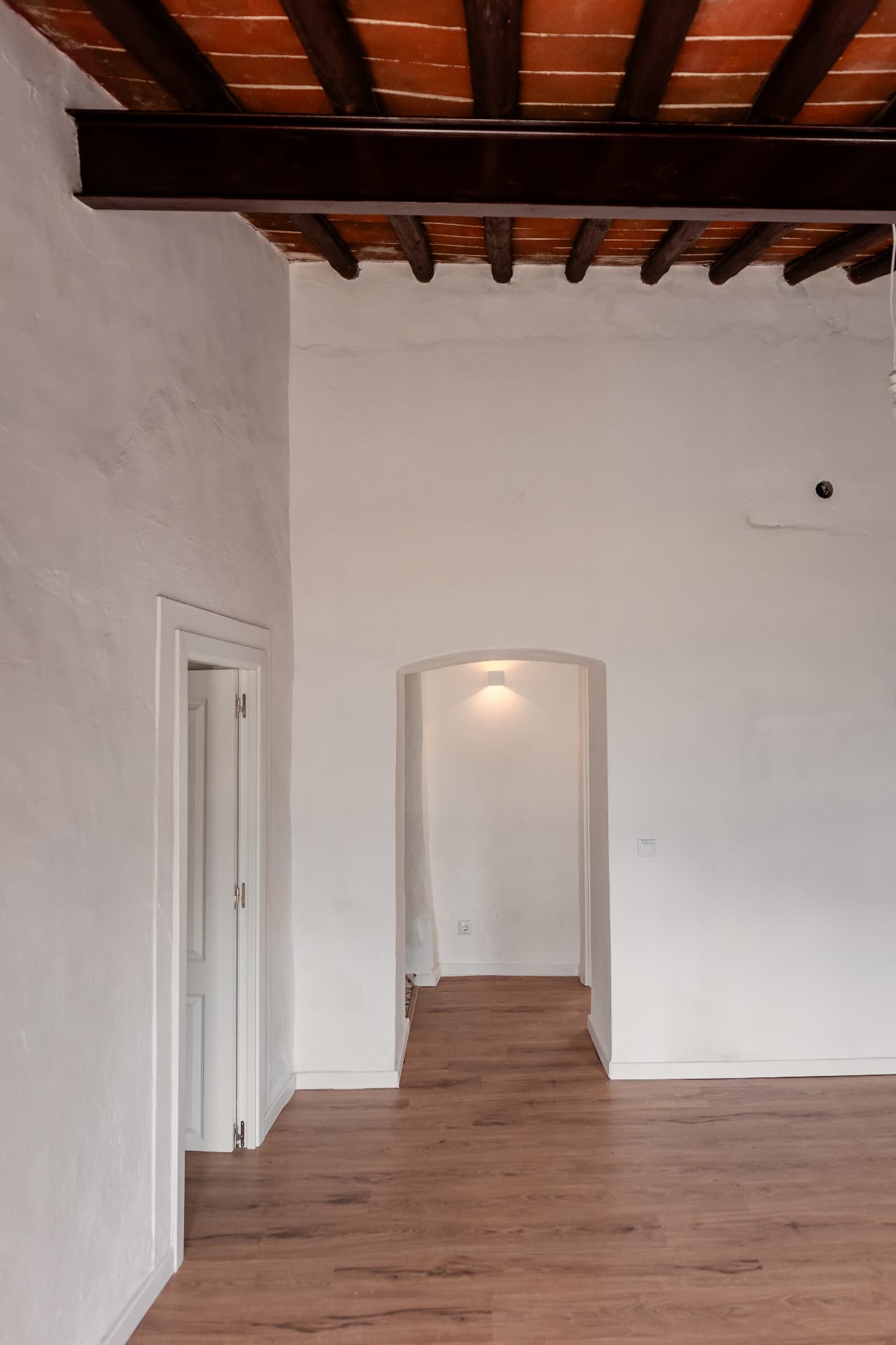 Sala com teto de vigas de madeira
