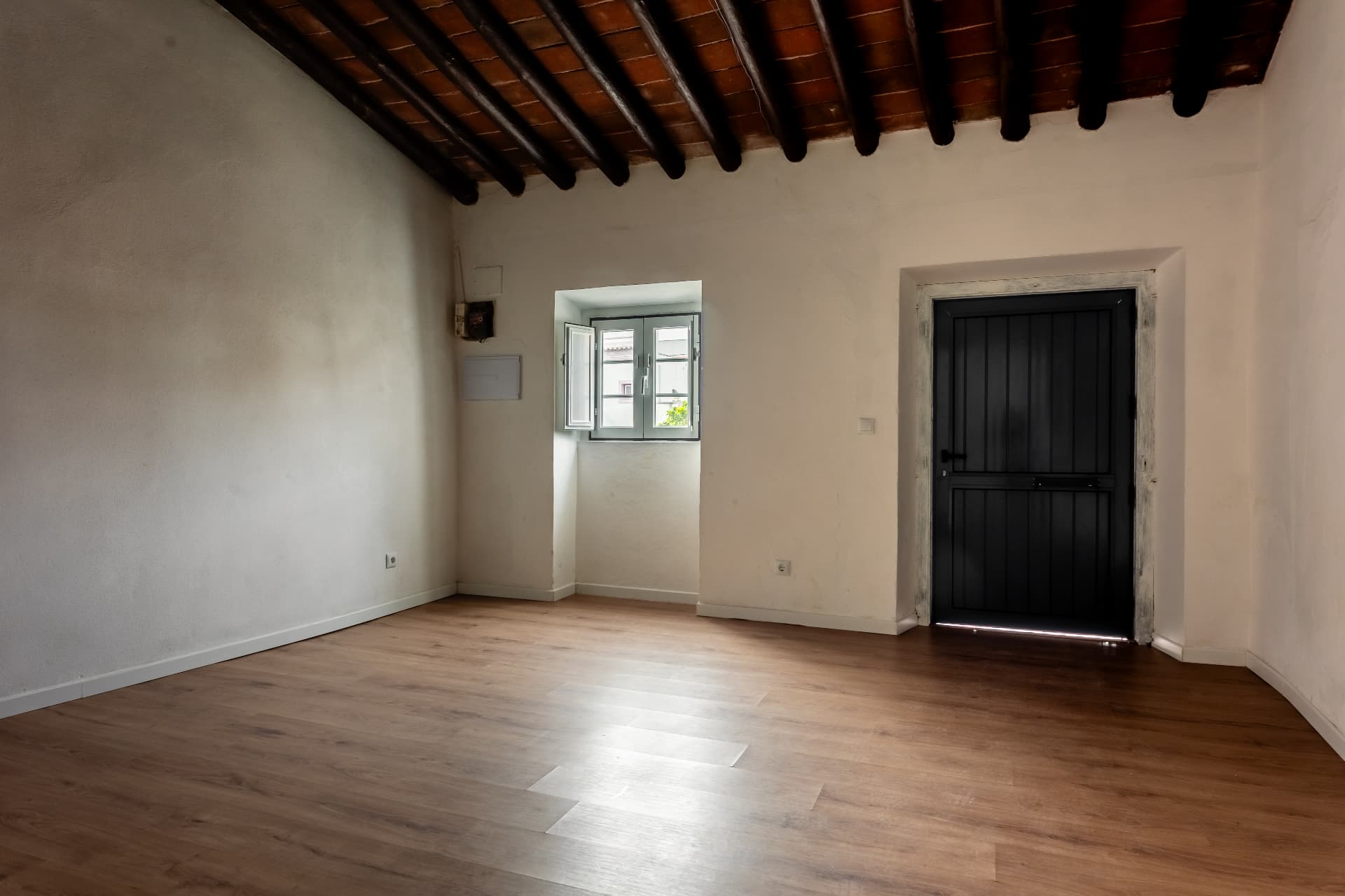 Sala com janela e teto de vigas