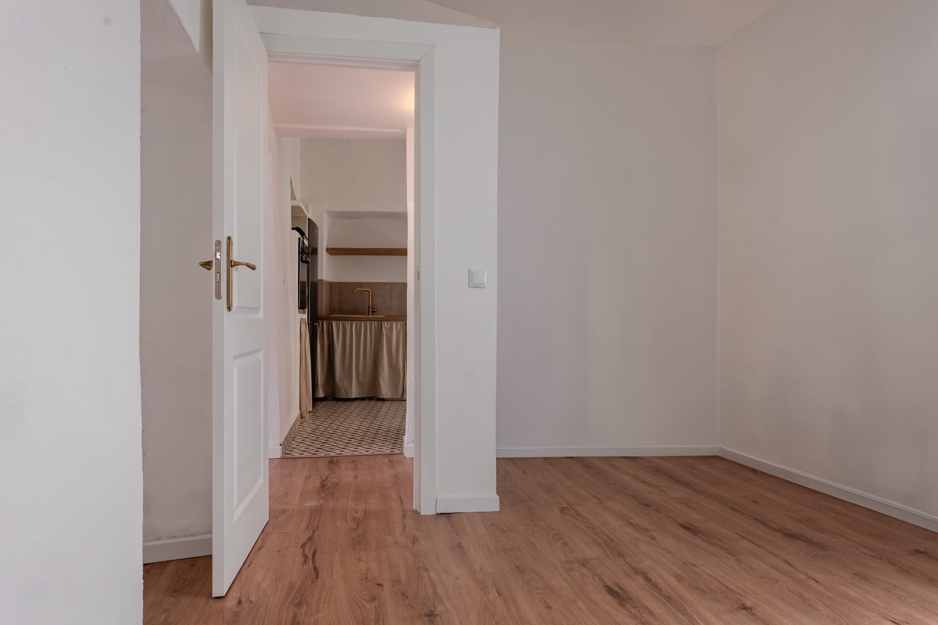 Quarto grande com passagem para a cozinha