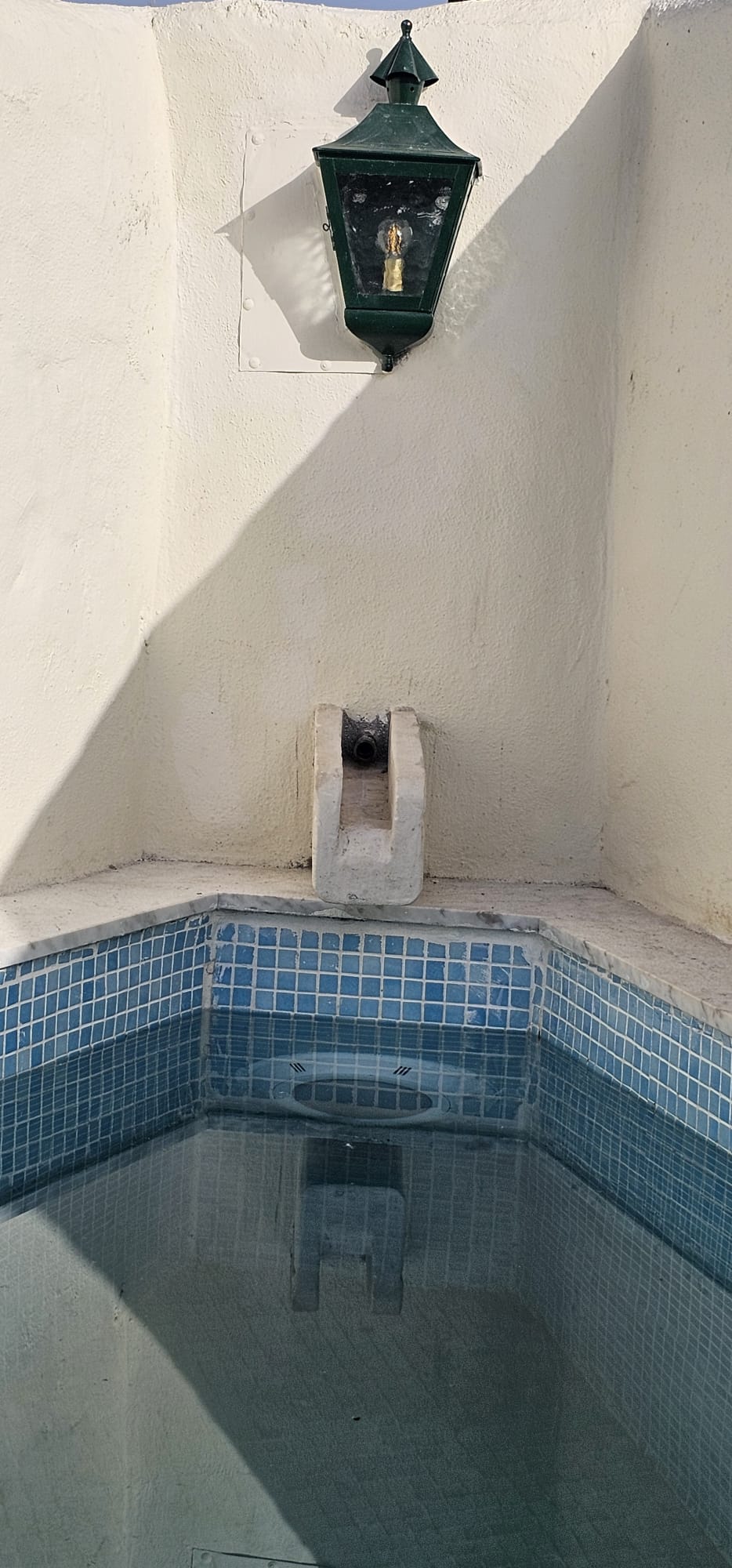 Piscina com bica em pedra tradicional