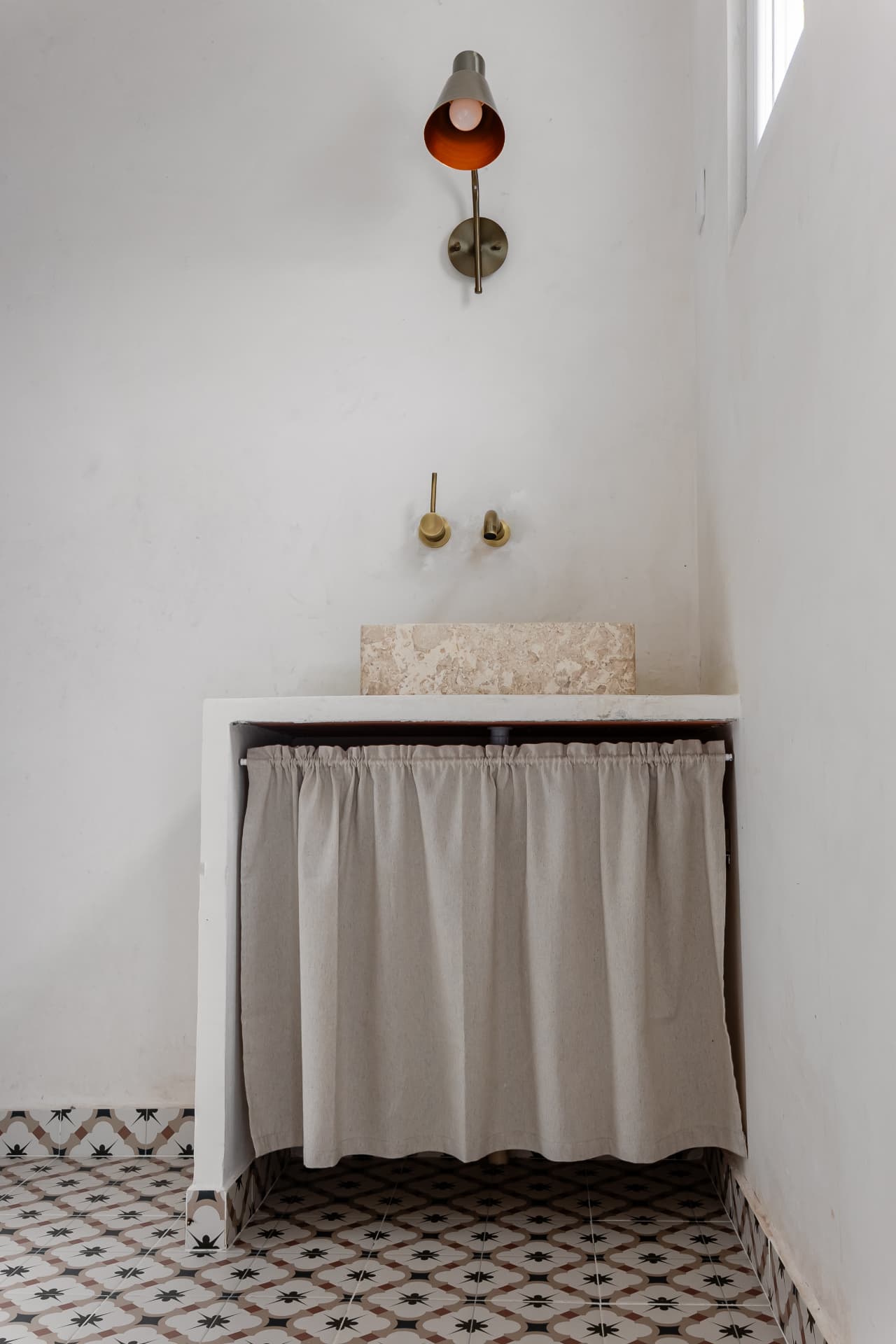 Lavatório com saia de linho e azulejos decorativos