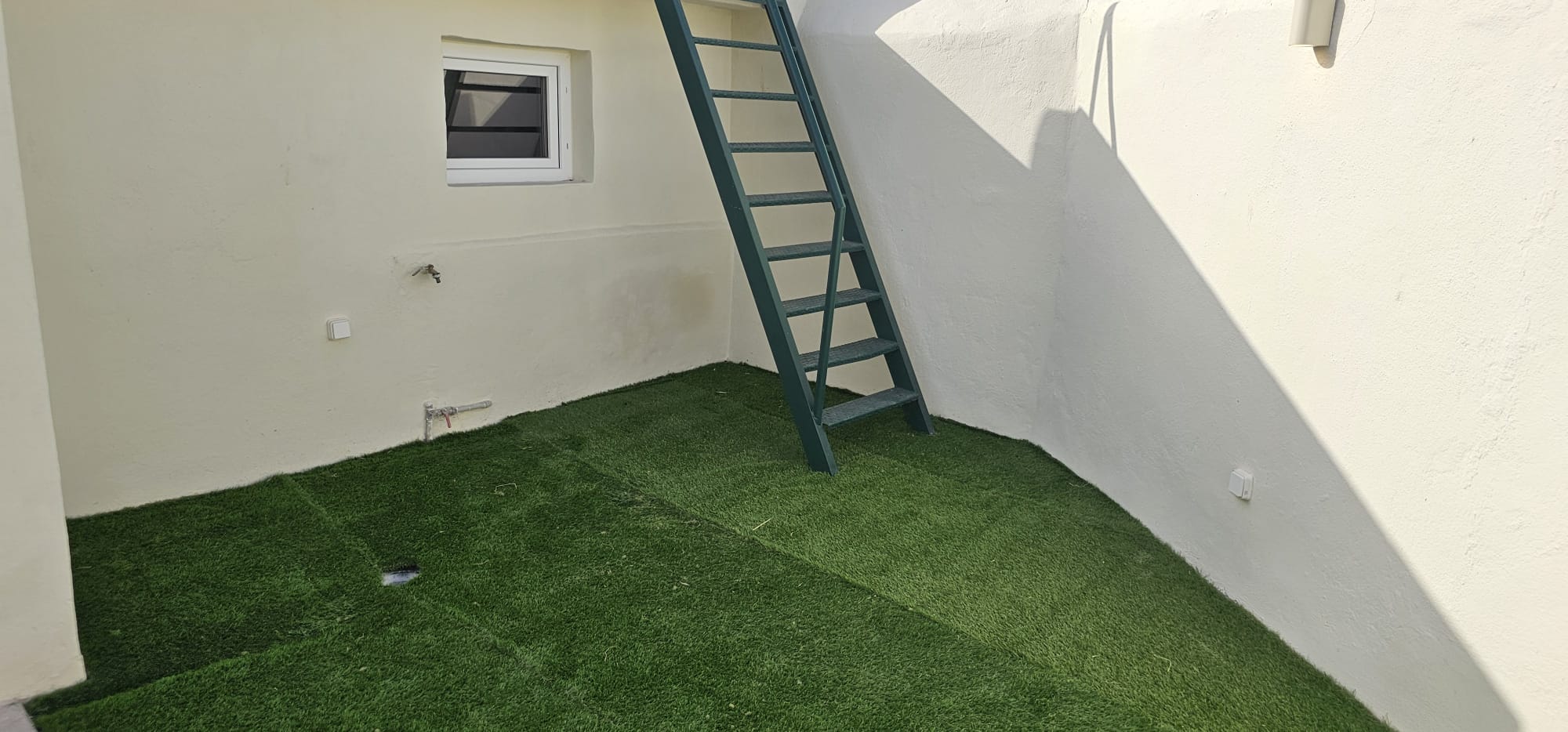 Pátio exterior com acesso ao terraço