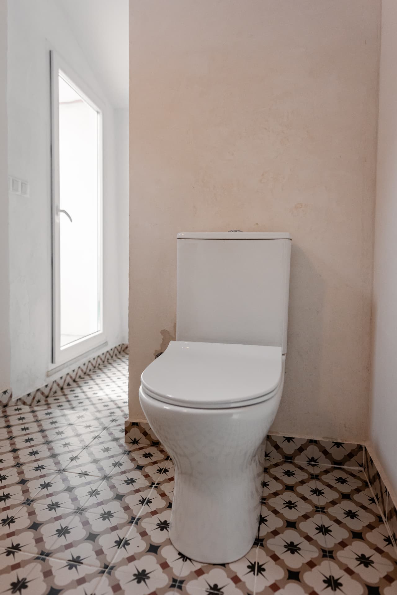 Casa de banho com pavimento de padrão tradicional