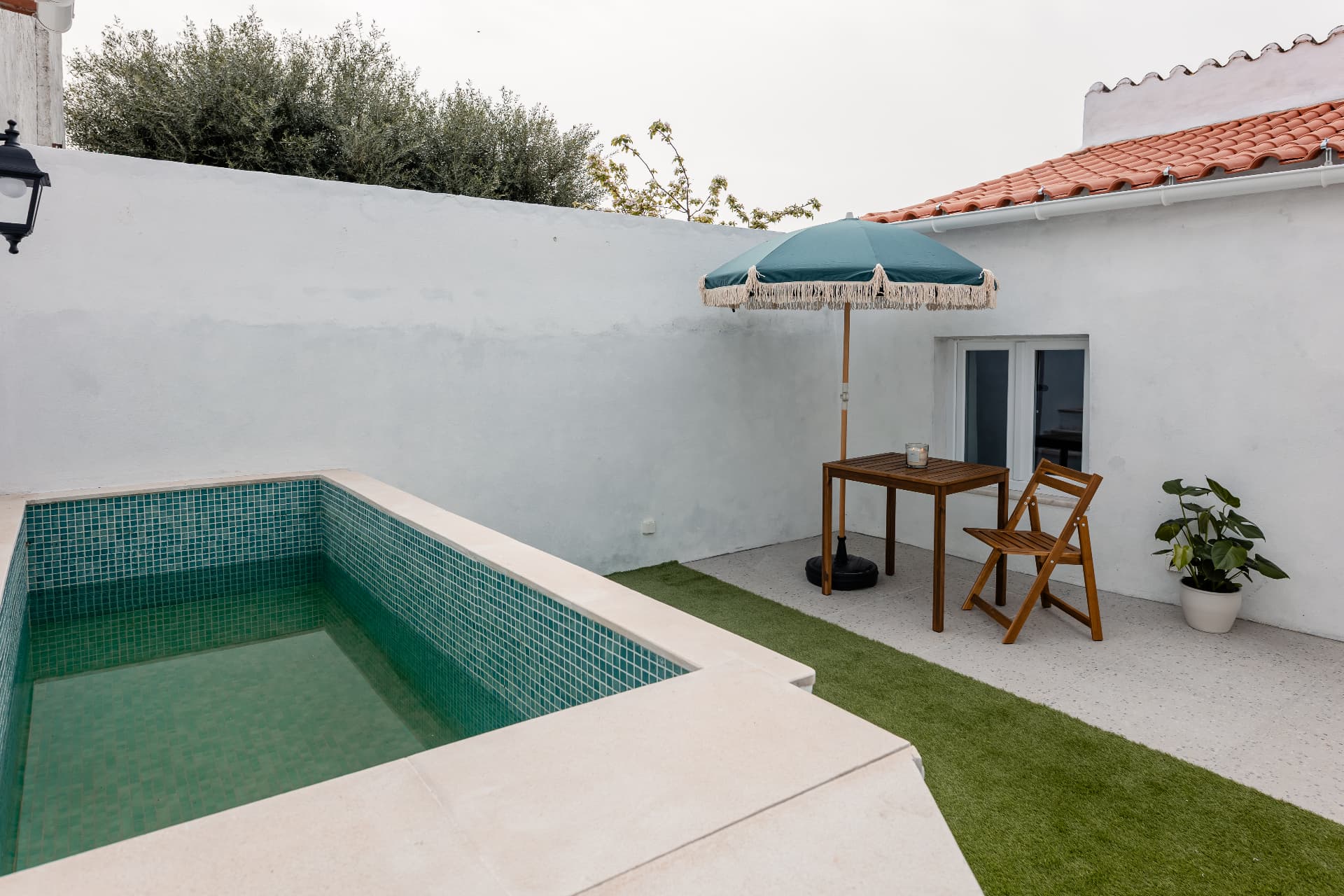Piscina e zona de estar no pátio