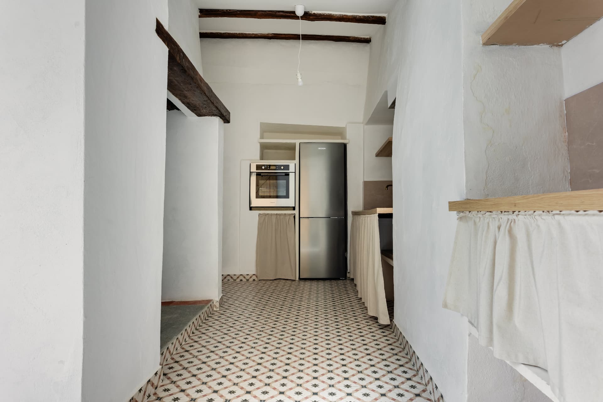 Corredor da cozinha com vigas de madeira