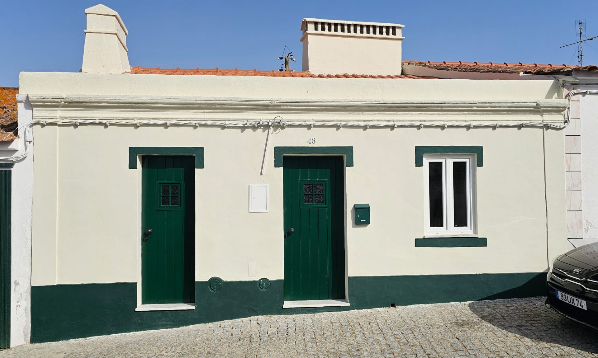 Fachada recuperada com barra verde tradicional
