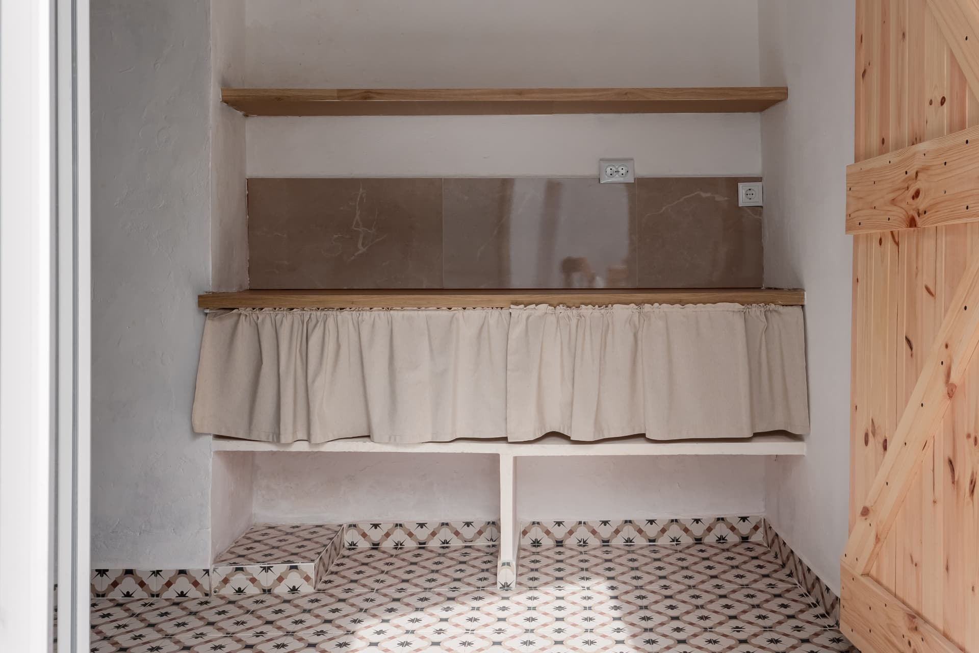 Cozinha com cortinas de linho e ladrilho tradicional