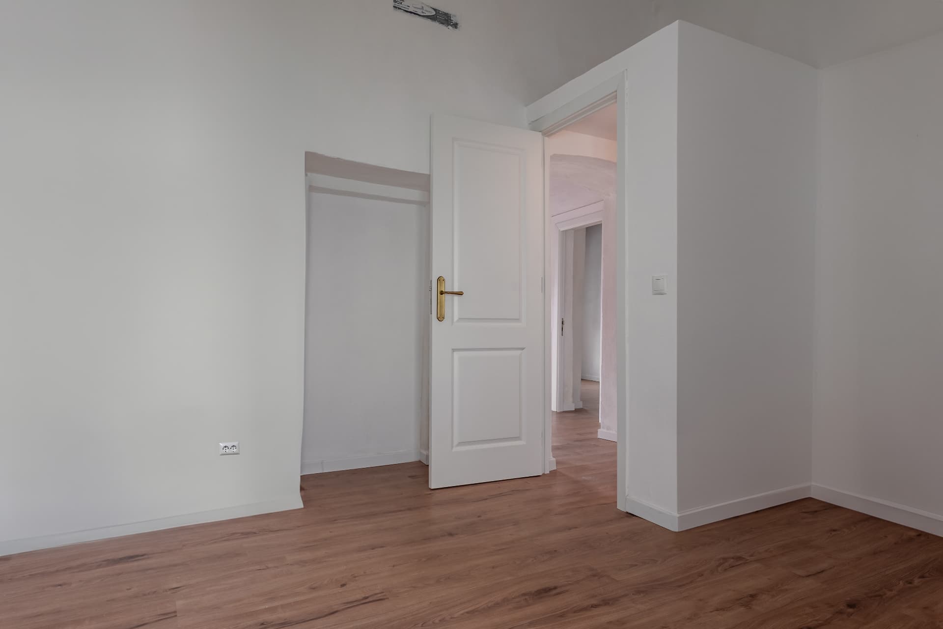 Quarto grande com chão de madeira