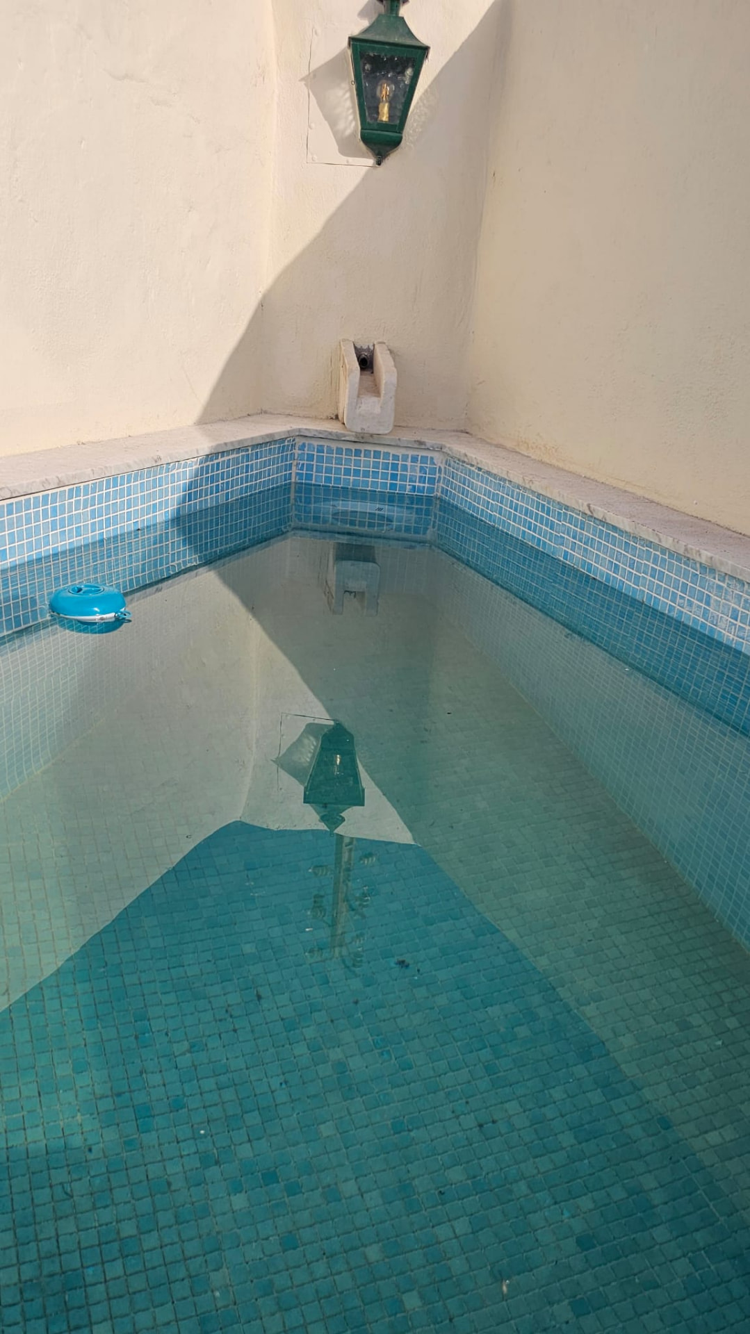 Piscina do pátio exterior