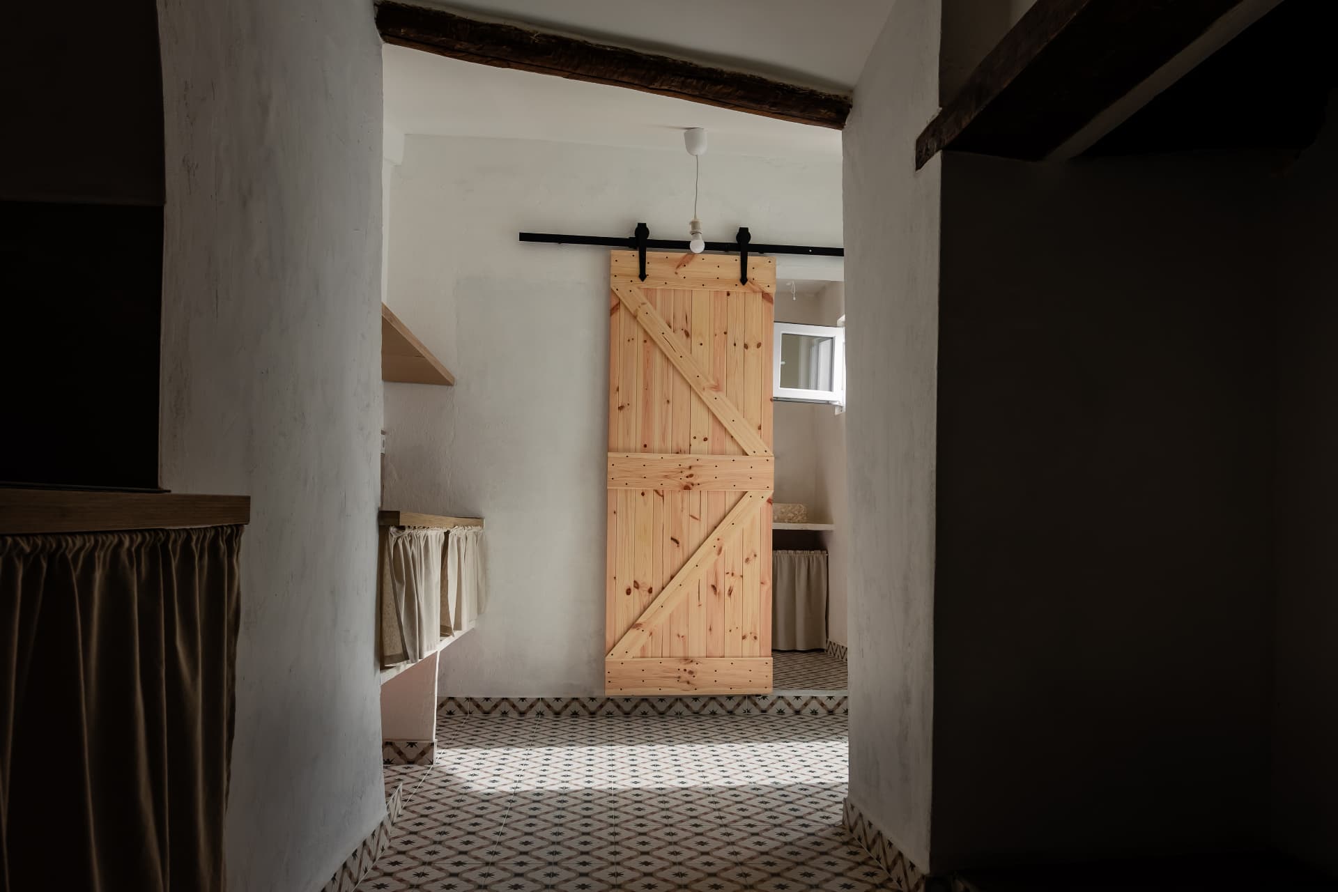 Passagem da cozinha com porta de madeira